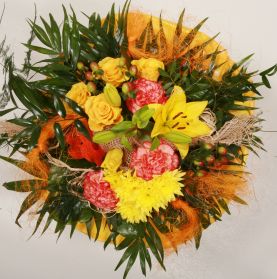bunter Blumenstrauß mit gelber Lilie