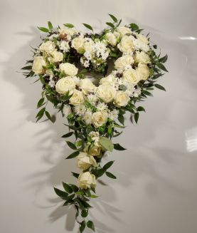 Autoschmuck in Herzform mit weißen Rosen