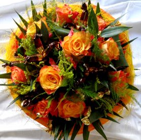 Rosenstrauß mit Pralinen