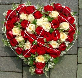 Trauerherz mit Rosen rot/weiß