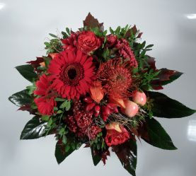 Herbstblumenstrauß in rot