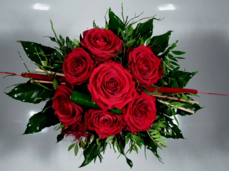 Ein wunderschöner Strauß roter Rosen