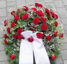 Trauerkranz mit roten Rosen