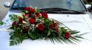 Autogesteck mit roten Rosen