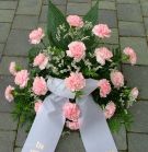 kleines Trauergesteck mit rosa Nelken