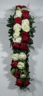 Autoschmuck aus weißen und roten Rosen