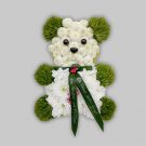 Teddybär mit frischen Blumen in weiß/grün